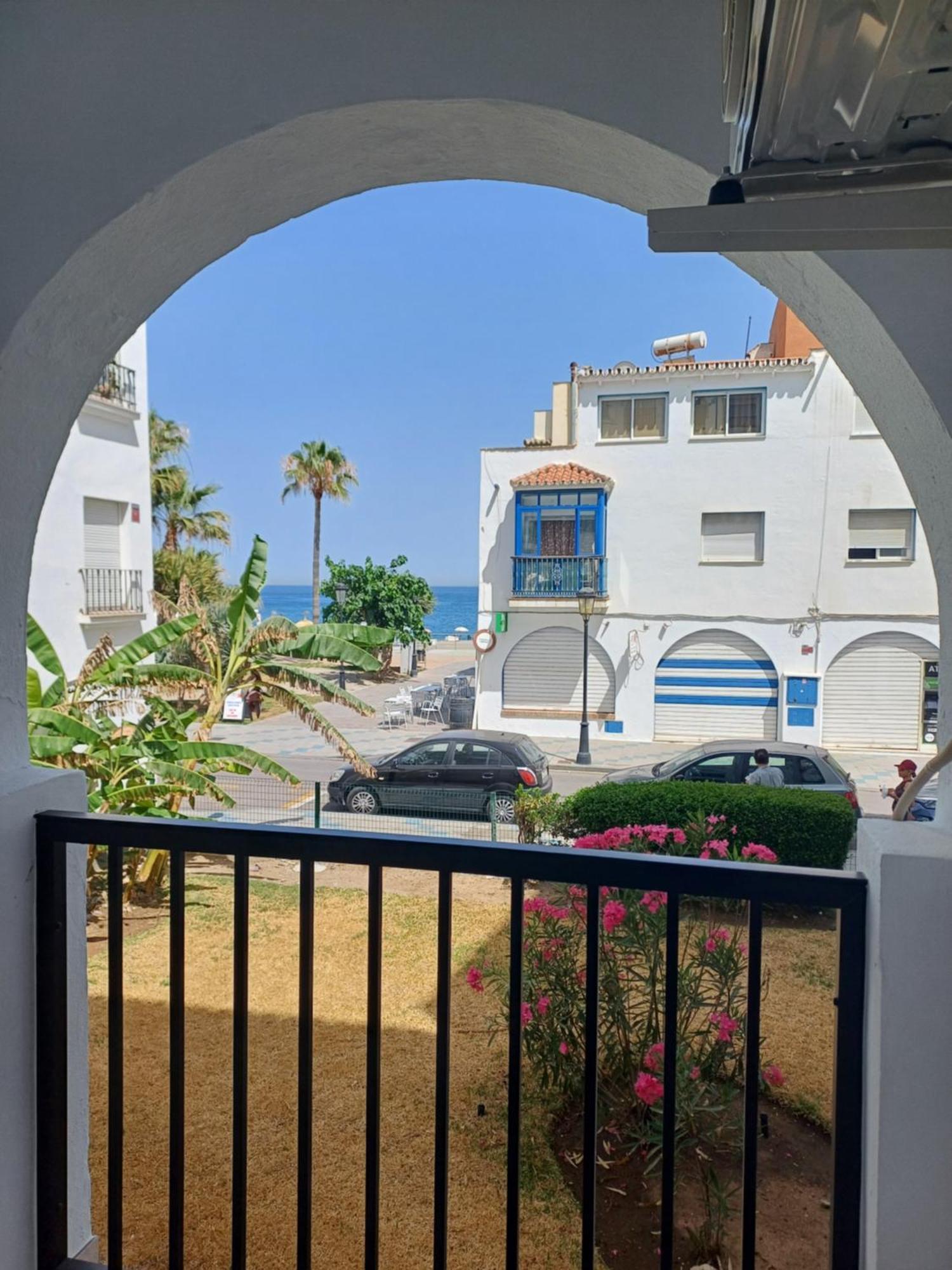Beautiful Beachfront Newly Renovated 2 Bedroom Apartment With Swimming Pool And Garden San Luis de Sabinillas Exterior foto